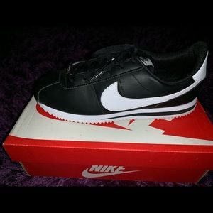 🖤WHT/BLK NIKE CORTEZ( SIZE 7Y)🖤